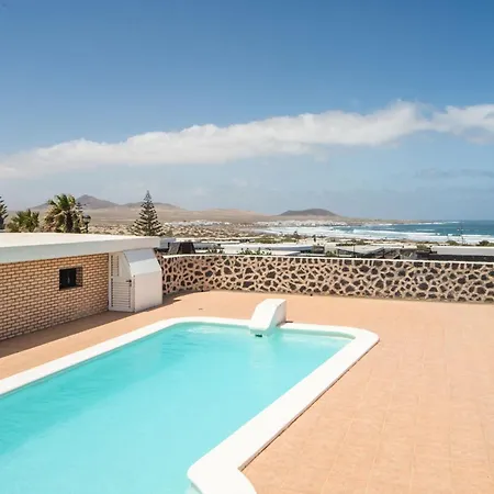 Willa Canaryislandshost I Nexo