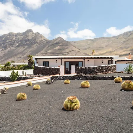Willa Canaryislandshost I Nexo